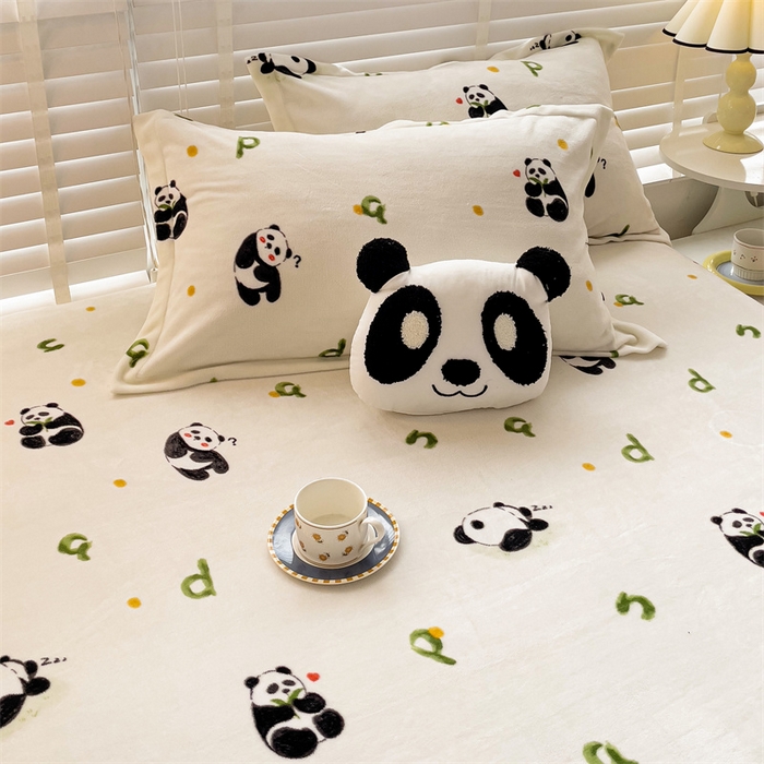 91家纺网 家纺一手货源 找家纺 名兮家居 2025新款高克重牛奶绒印花枕套枕套单件 字母熊猫