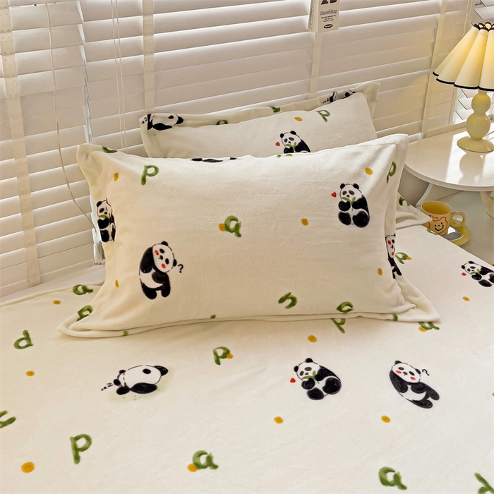 名兮家居 2025新款高克重牛奶绒印花枕套枕套单件 字母熊猫