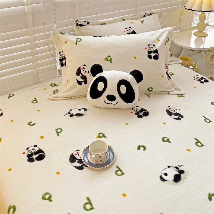 91家纺网 家纺一手货源 找家纺 名兮家居 2025新款高克重牛奶绒印花枕套枕套单件 字母熊猫