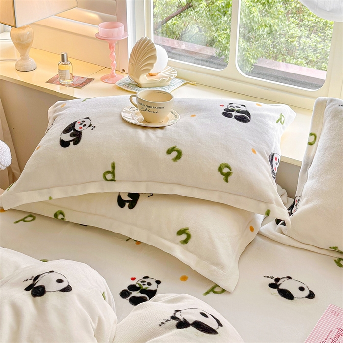 91家纺网 家纺一手货源 找家纺 名兮家居 2025新款高克重牛奶绒印花枕套枕套单件 字母熊猫