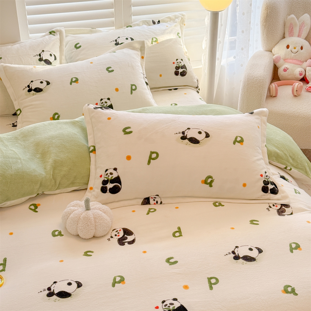 91家纺网 家纺一手货源 找家纺 名兮家居 2025新款高克重牛奶绒印花枕套枕套单件 字母熊猫