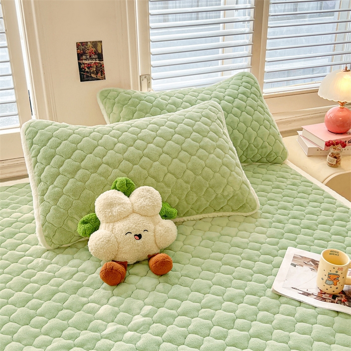 91家纺网 家纺一手货源 找家纺 喜居-2025新款纯色牛奶绒床褥垫床垫 果绿