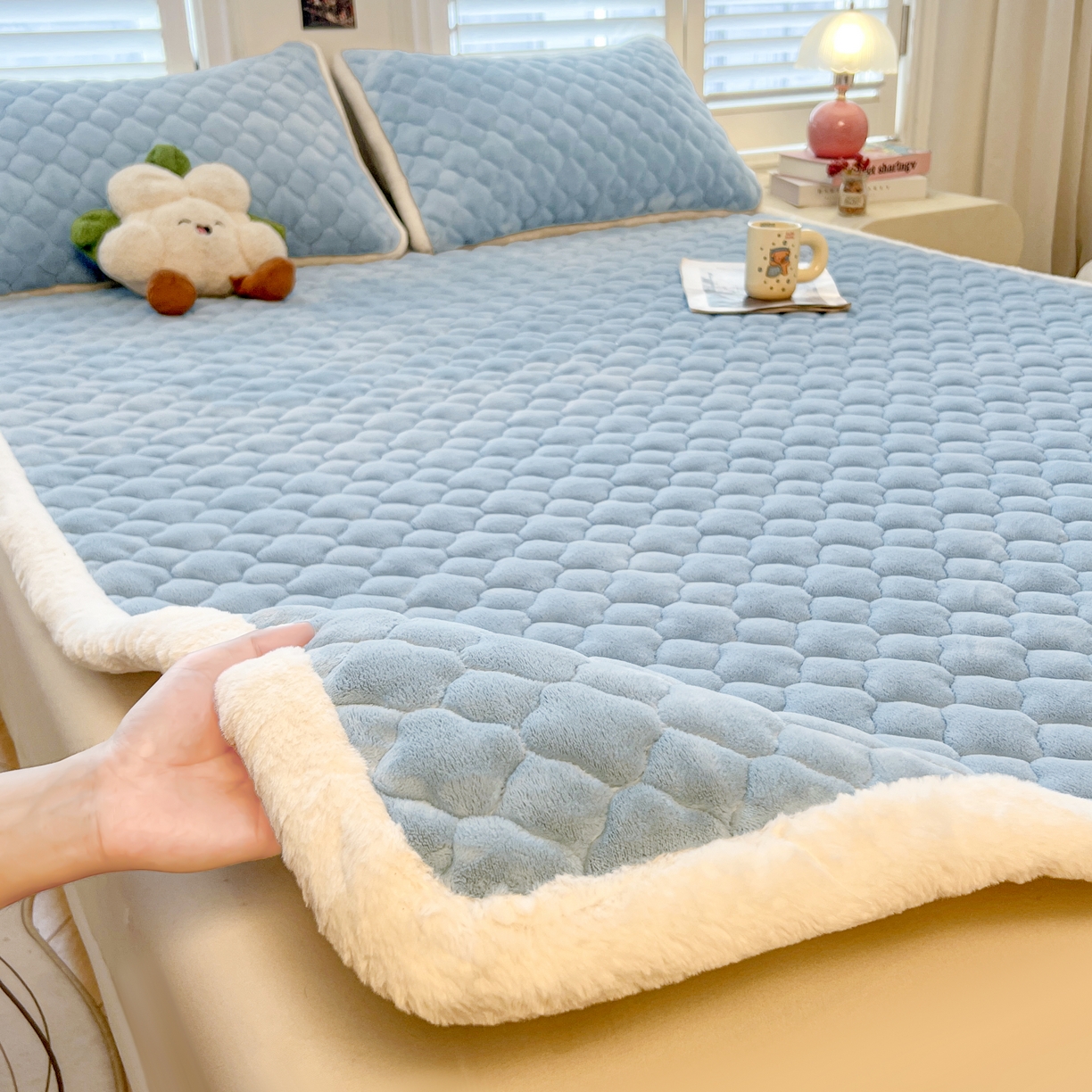 91家纺网 家纺一手货源 找家纺 喜居-2025新款纯色牛奶绒床褥垫床垫 海盐蓝