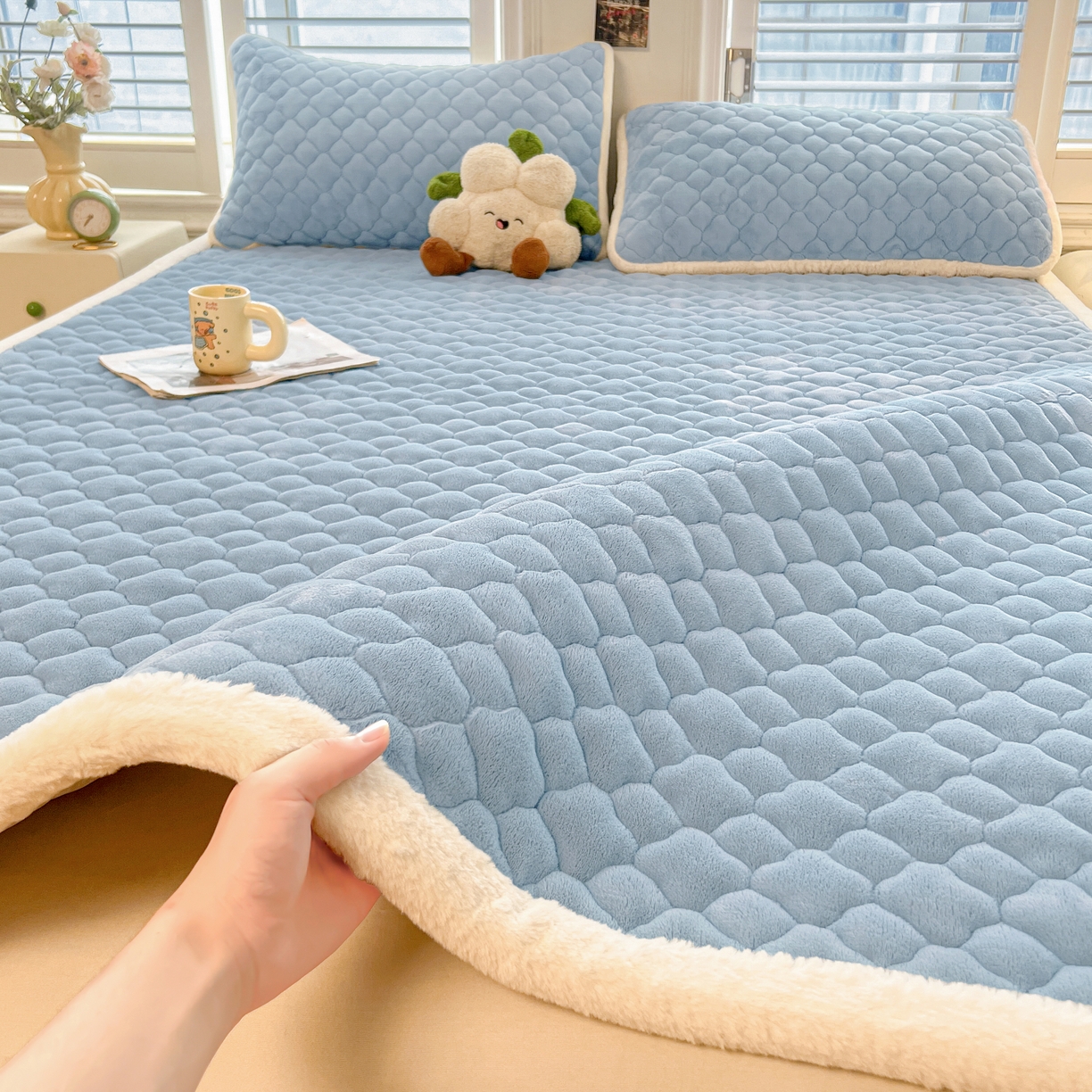 91家纺网 家纺一手货源 找家纺 喜居-2025新款纯色牛奶绒床褥垫床垫 海盐蓝