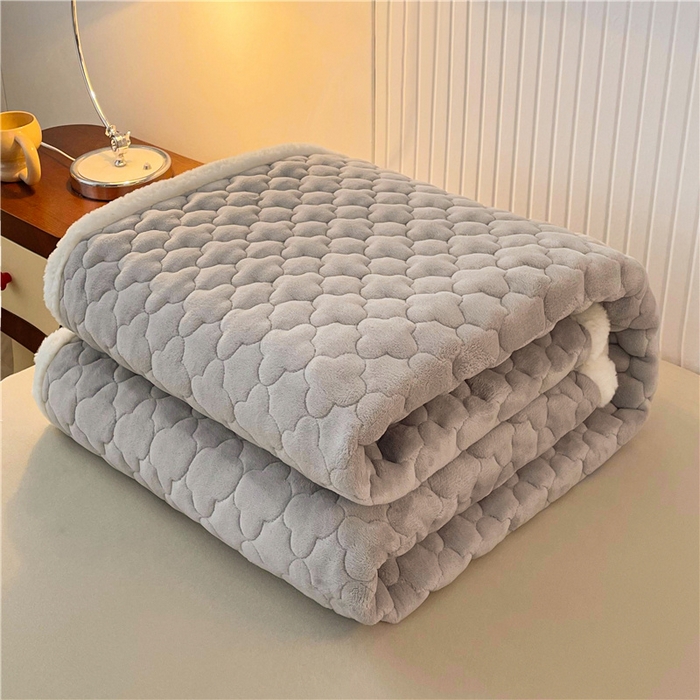 91家纺网 家纺一手货源 找家纺 喜居-2025新款素色牛奶绒床褥床垫-场景二 轻奢灰