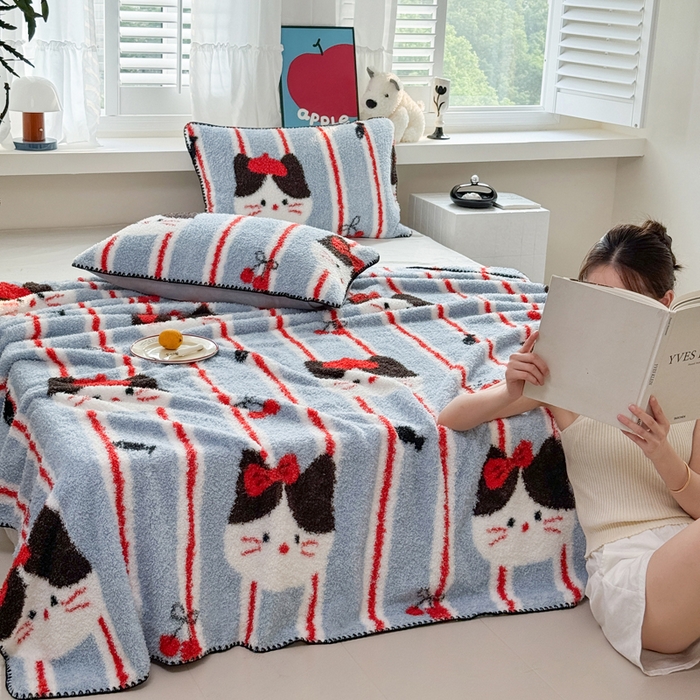 91家纺网 家纺一手货源 找家纺 佰亿莱 2026新款卡通萌趣半边绒毛毯 猫咪日记