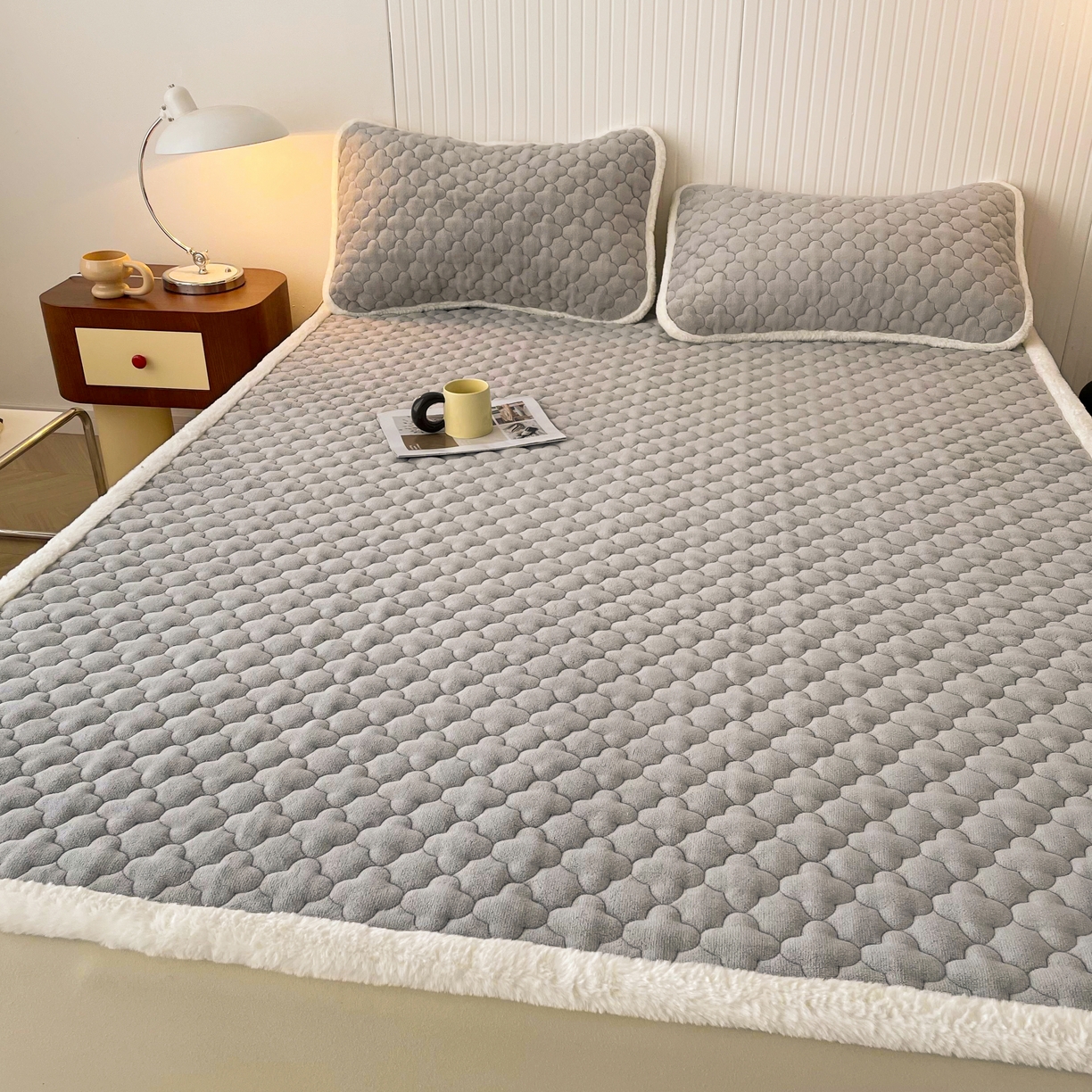 91家纺网 家纺一手货源 找家纺 （总）喜居-2025新款素色牛奶绒床褥床垫-场景二