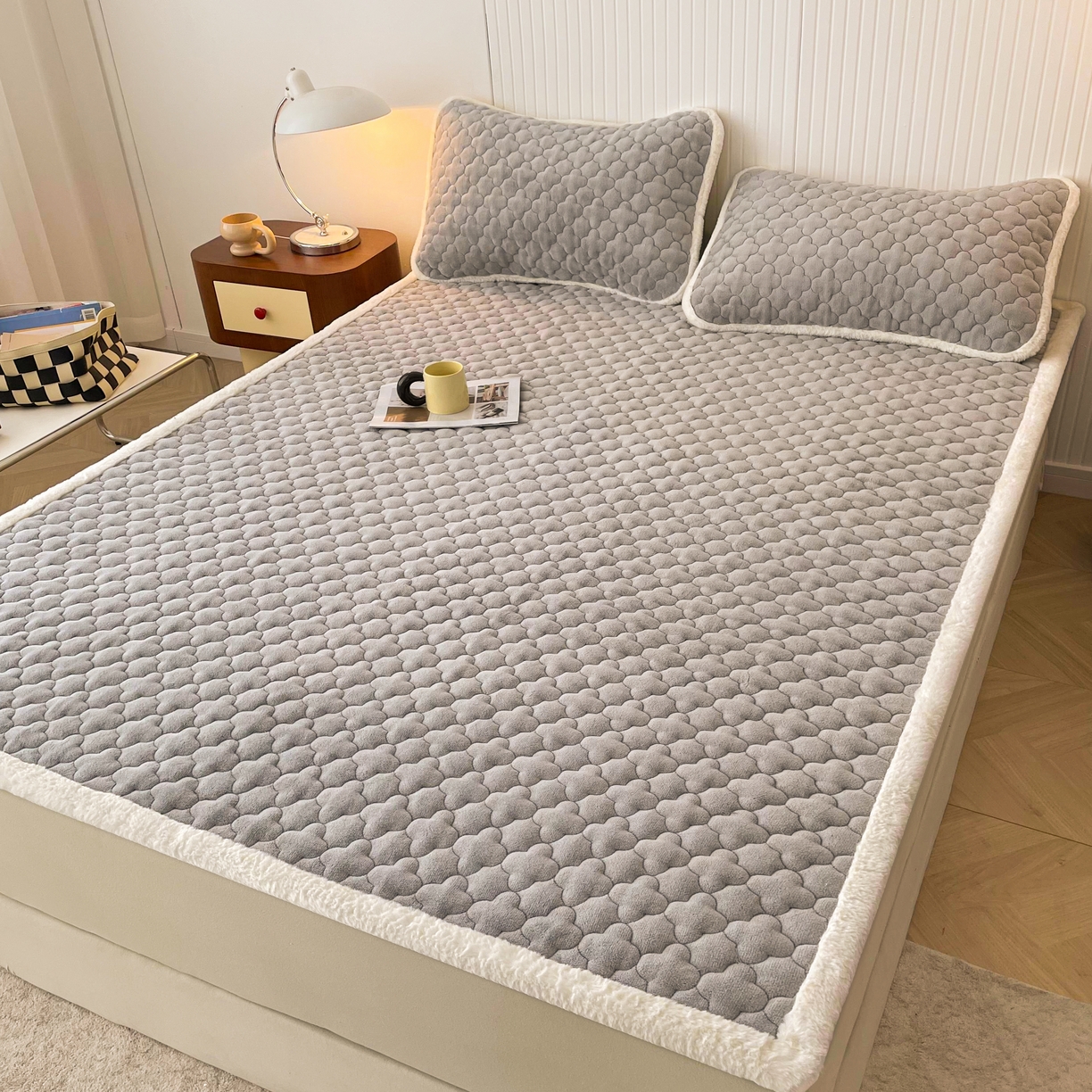 91家纺网 家纺一手货源 找家纺 （总）喜居-2025新款素色牛奶绒床褥床垫-场景二