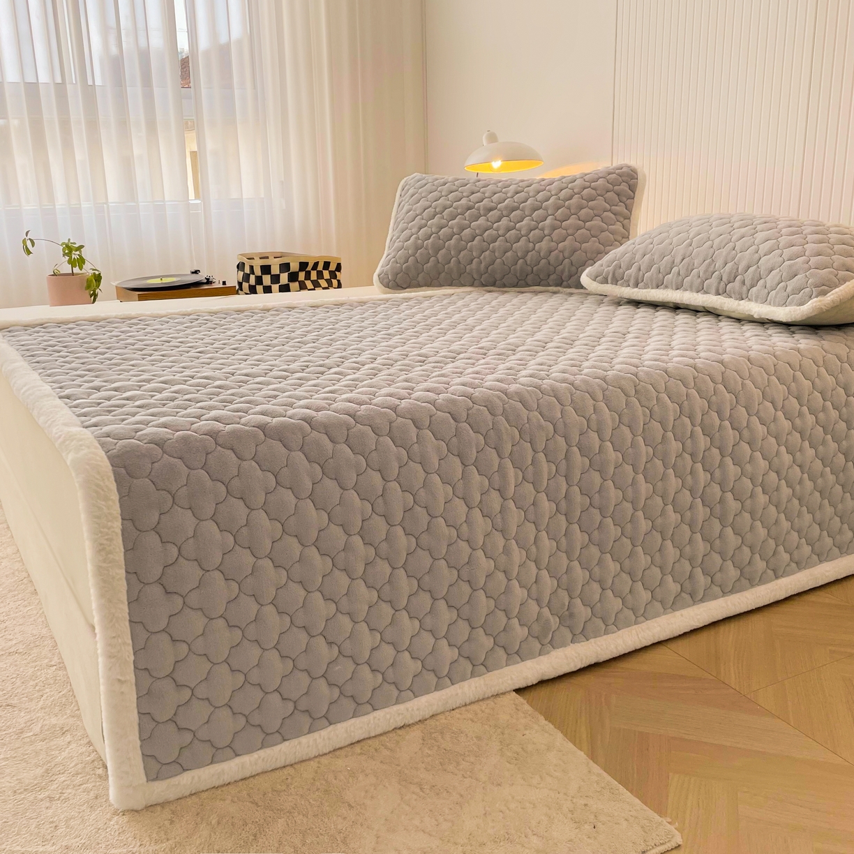 91家纺网 家纺一手货源 找家纺 （总）喜居-2025新款素色牛奶绒床褥床垫-场景二