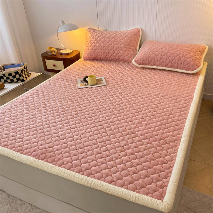 91家纺网 家纺一手货源 找家纺 喜居-2025新款素色牛奶绒床褥床垫-场景二 豆沙粉