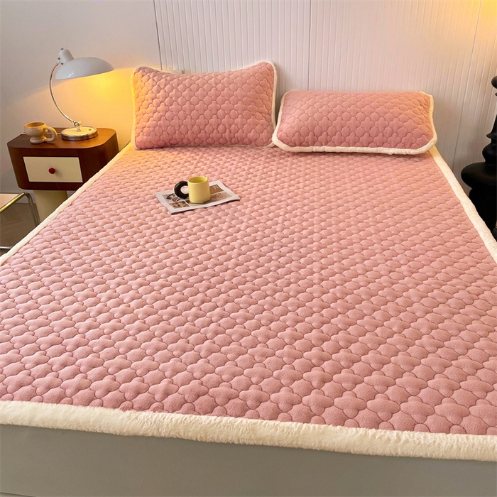 91家纺网 家纺一手货源 找家纺 喜居-2025新款素色牛奶绒床褥床垫-场景二 豆沙粉