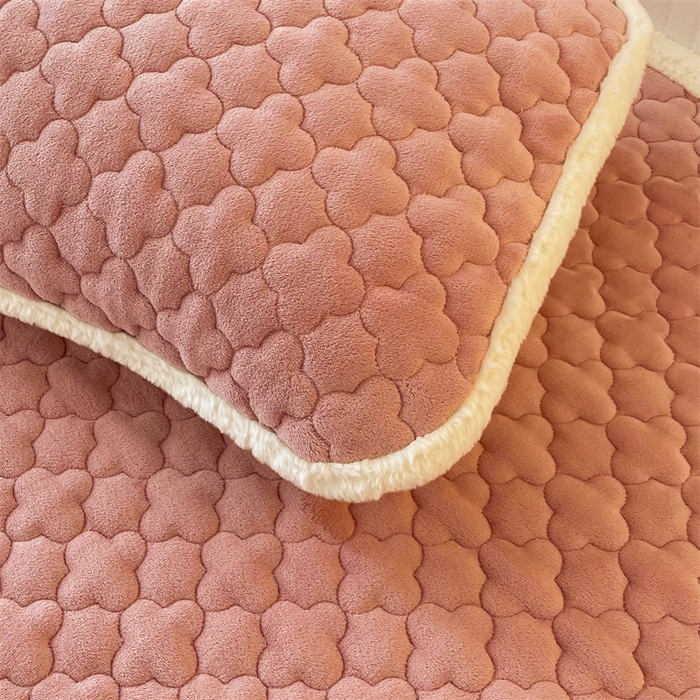 91家纺网 家纺一手货源 找家纺 喜居-2025新款素色牛奶绒床褥床垫-场景二 豆沙粉