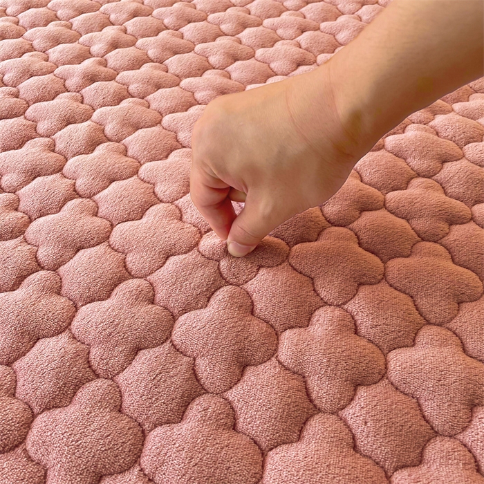 91家纺网 家纺一手货源 找家纺 喜居-2025新款素色牛奶绒床褥床垫-场景二 豆沙粉