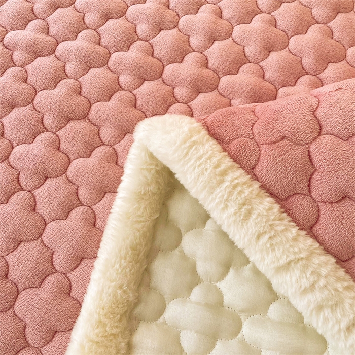 91家纺网 家纺一手货源 找家纺 喜居-2025新款素色牛奶绒床褥床垫-场景二 豆沙粉