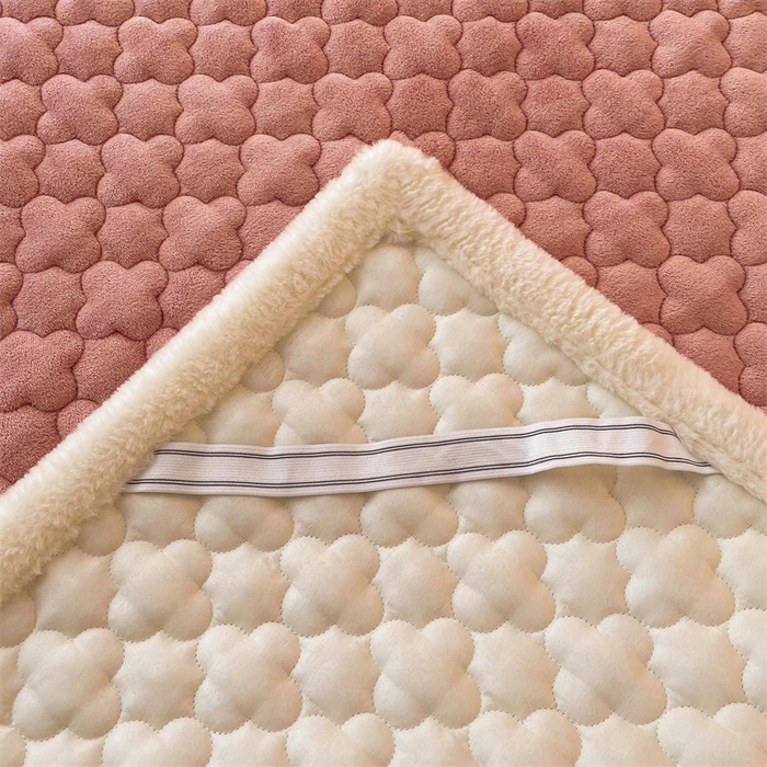 91家纺网 家纺一手货源 找家纺 喜居-2025新款素色牛奶绒床褥床垫-场景二 豆沙粉