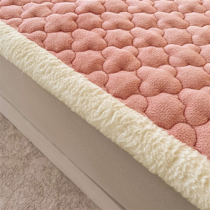 91家纺网 家纺一手货源 找家纺 喜居-2025新款素色牛奶绒床褥床垫-场景二 豆沙粉