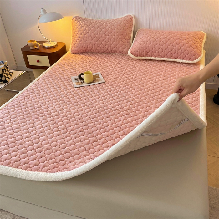 91家纺网 家纺一手货源 找家纺 喜居-2025新款素色牛奶绒床褥床垫-场景二 豆沙粉