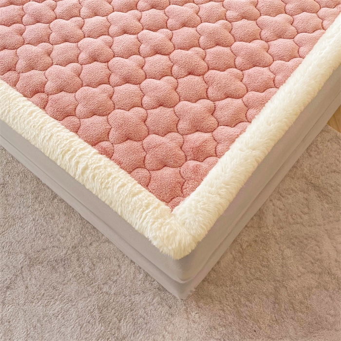 91家纺网 家纺一手货源 找家纺 喜居-2025新款素色牛奶绒床褥床垫-场景二 豆沙粉