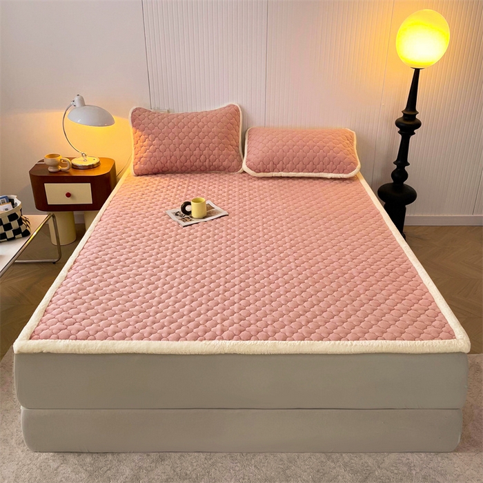 91家纺网 家纺一手货源 找家纺 喜居-2025新款素色牛奶绒床褥床垫-场景二 豆沙粉