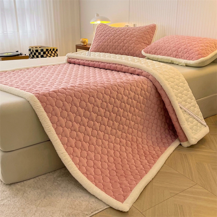 91家纺网 家纺一手货源 找家纺 喜居-2025新款素色牛奶绒床褥床垫-场景二 豆沙粉