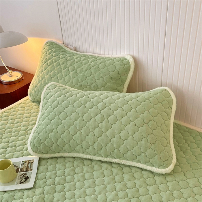 91家纺网 家纺一手货源 找家纺 喜居-2025新款素色牛奶绒床褥床垫-场景二 果绿