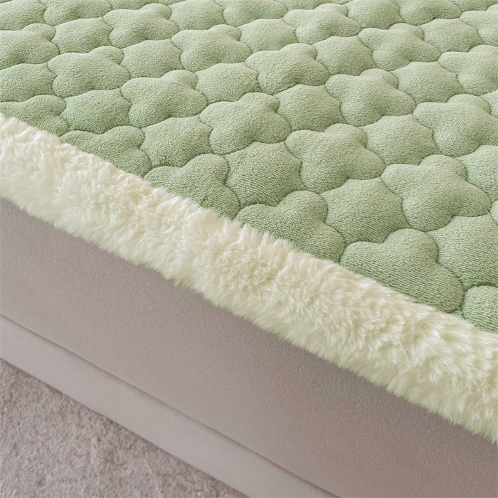 91家纺网 家纺一手货源 找家纺 喜居-2025新款素色牛奶绒床褥床垫-场景二 果绿