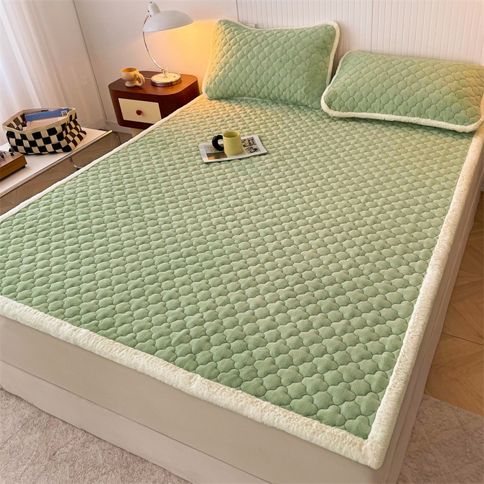 91家纺网 家纺一手货源 找家纺 喜居-2025新款素色牛奶绒床褥床垫-场景二 果绿