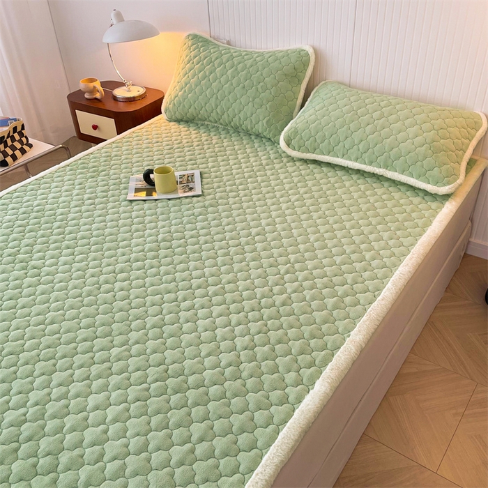 91家纺网 家纺一手货源 找家纺 喜居-2025新款素色牛奶绒床褥床垫-场景二 果绿