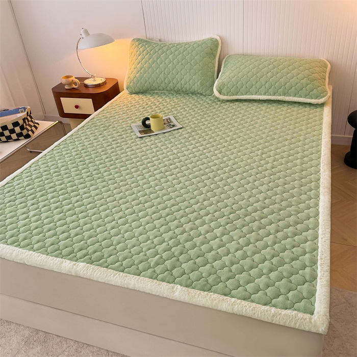 91家纺网 家纺一手货源 找家纺 喜居-2025新款素色牛奶绒床褥床垫-场景二 果绿