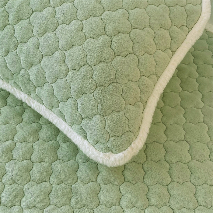 91家纺网 家纺一手货源 找家纺 喜居-2025新款素色牛奶绒床褥床垫-场景二 果绿