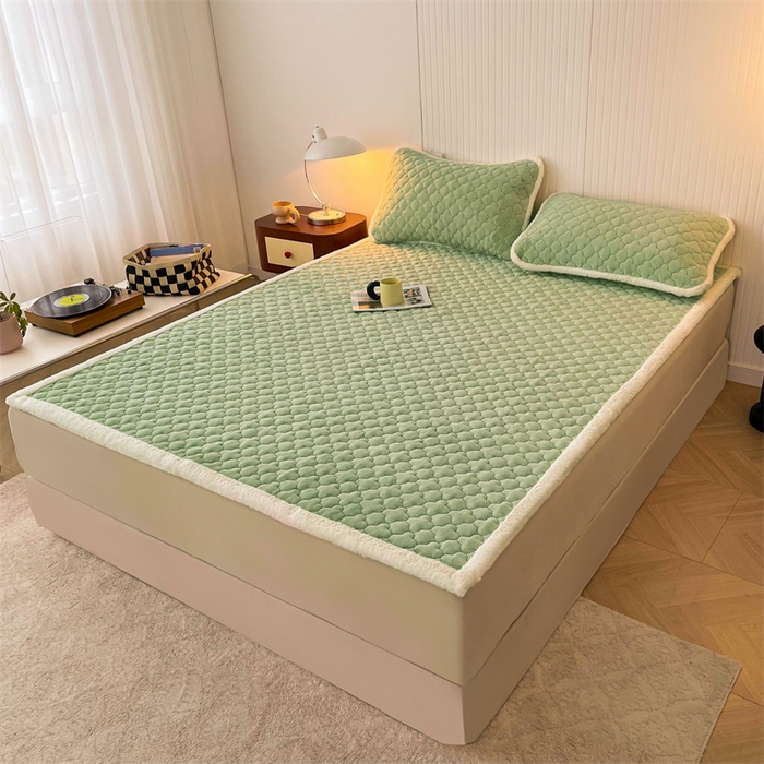 91家纺网 家纺一手货源 找家纺 喜居-2025新款素色牛奶绒床褥床垫-场景二 果绿