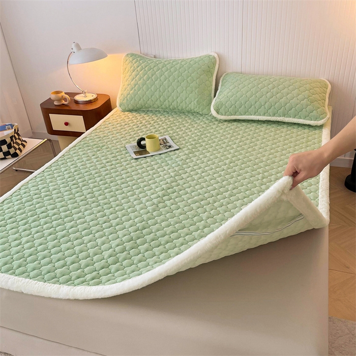 91家纺网 家纺一手货源 找家纺 喜居-2025新款素色牛奶绒床褥床垫-场景二 果绿