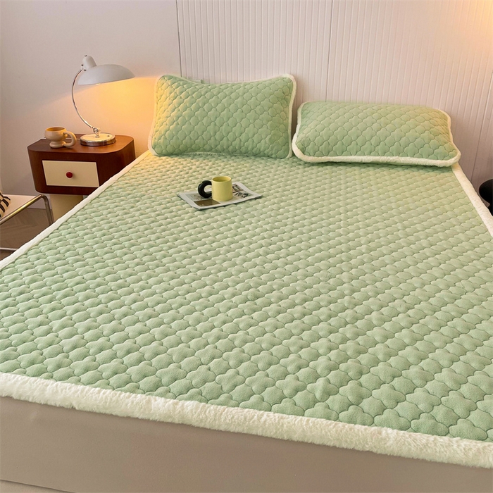 91家纺网 家纺一手货源 找家纺 喜居-2025新款素色牛奶绒床褥床垫-场景二 果绿