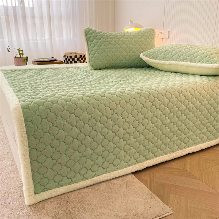 91家纺网 家纺一手货源 找家纺 喜居-2025新款素色牛奶绒床褥床垫-场景二 果绿