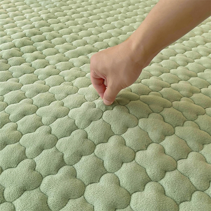 91家纺网 家纺一手货源 找家纺 喜居-2025新款素色牛奶绒床褥床垫-场景二 果绿