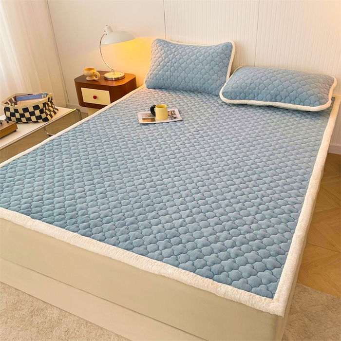 91家纺网 家纺一手货源 找家纺 喜居-2025新款素色牛奶绒床褥床垫-场景二 海盐蓝