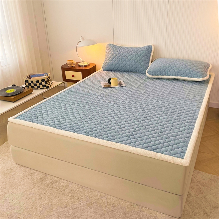 91家纺网 家纺一手货源 找家纺 喜居-2025新款素色牛奶绒床褥床垫-场景二 海盐蓝