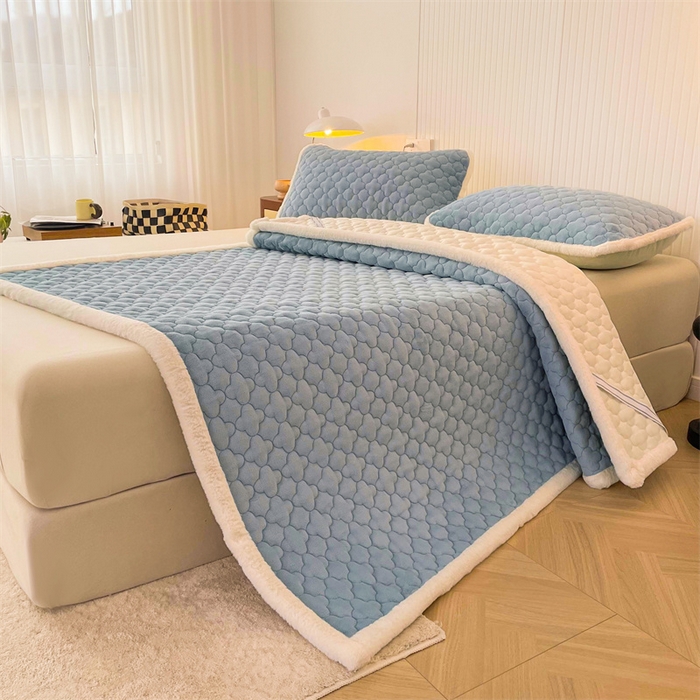 91家纺网 家纺一手货源 找家纺 喜居-2025新款素色牛奶绒床褥床垫-场景二 海盐蓝