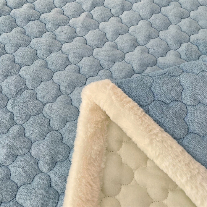 91家纺网 家纺一手货源 找家纺 喜居-2025新款素色牛奶绒床褥床垫-场景二 海盐蓝