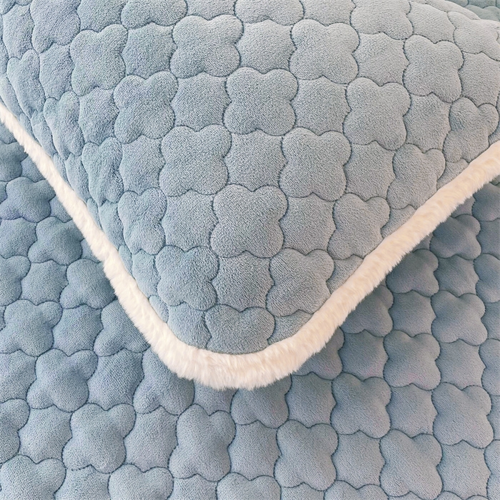 91家纺网 家纺一手货源 找家纺 喜居-2025新款素色牛奶绒床褥床垫-场景二 海盐蓝