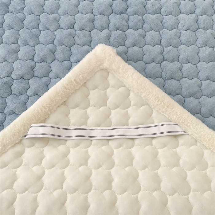 91家纺网 家纺一手货源 找家纺 喜居-2025新款素色牛奶绒床褥床垫-场景二 海盐蓝