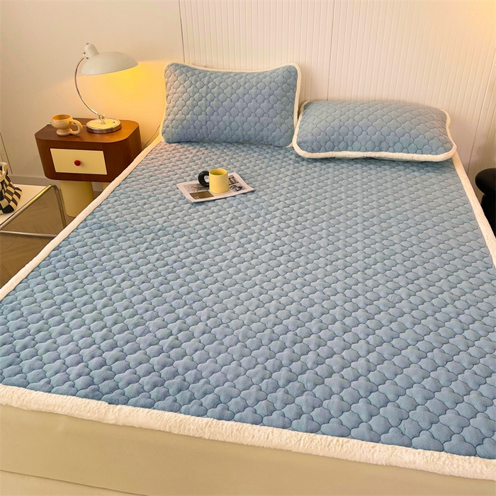 91家纺网 家纺一手货源 找家纺 喜居-2025新款素色牛奶绒床褥床垫-场景二 海盐蓝