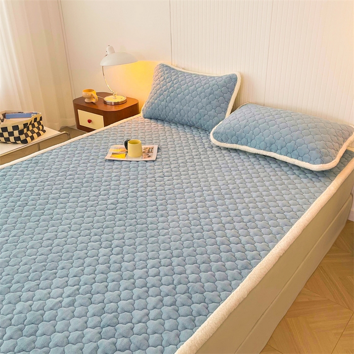 91家纺网 家纺一手货源 找家纺 喜居-2025新款素色牛奶绒床褥床垫-场景二 海盐蓝