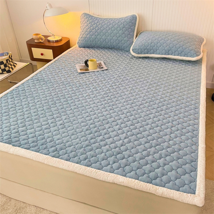 91家纺网 家纺一手货源 找家纺 喜居-2025新款素色牛奶绒床褥床垫-场景二 海盐蓝