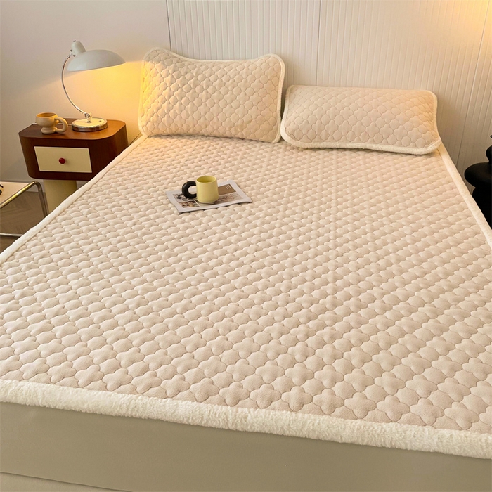 91家纺网 家纺一手货源 找家纺 喜居-2025新款素色牛奶绒床褥床垫-场景二 奶咖