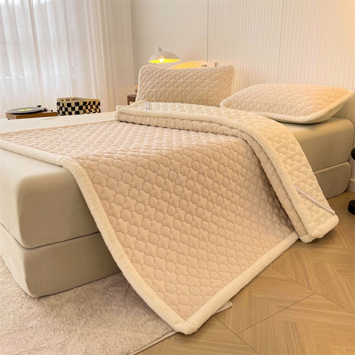 91家纺网 家纺一手货源 找家纺 喜居-2025新款素色牛奶绒床褥床垫-场景二 奶咖