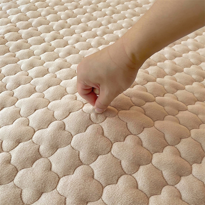 91家纺网 家纺一手货源 找家纺 喜居-2025新款素色牛奶绒床褥床垫-场景二 奶咖