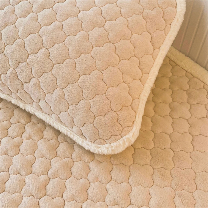 91家纺网 家纺一手货源 找家纺 喜居-2025新款素色牛奶绒床褥床垫-场景二 奶咖