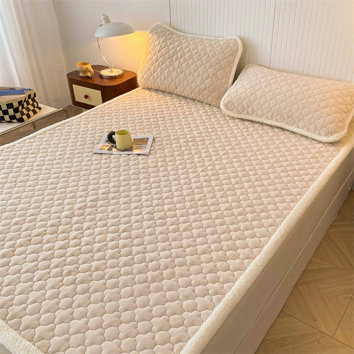 91家纺网 家纺一手货源 找家纺 喜居-2025新款素色牛奶绒床褥床垫-场景二 奶咖