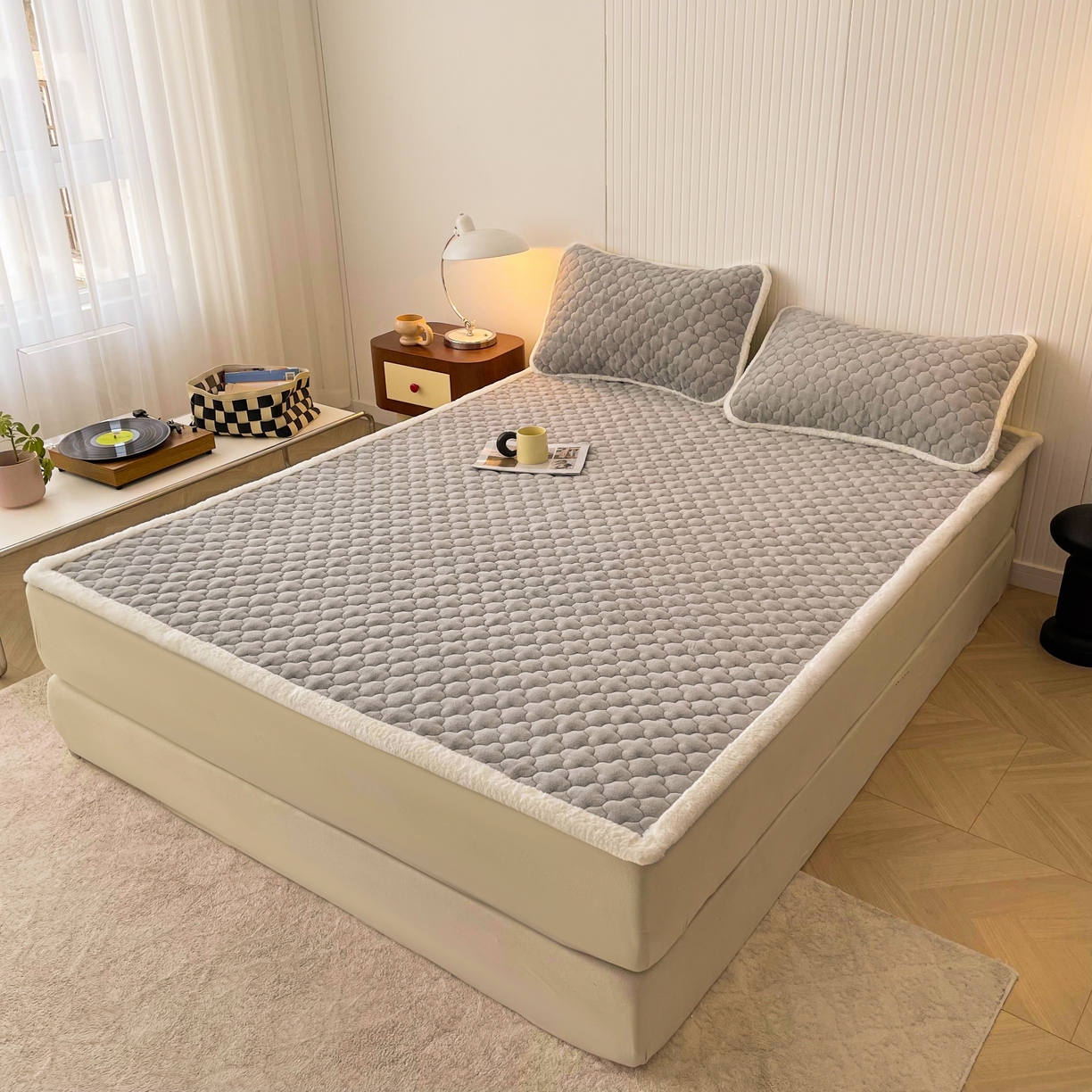 91家纺网 家纺一手货源 找家纺 喜居-2025新款素色牛奶绒床褥床垫-场景二 轻奢灰